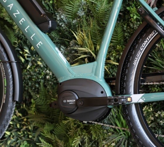 A mid-drive motor (Bosch Active Line) mounted near the bike’s pedals. Mid-drive units like this are popular on cargo e-bikes for their balanced weight distribution and efficient power use.