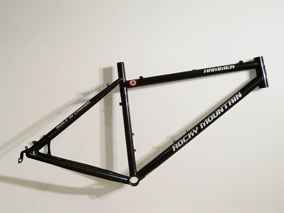 An image of a Rocky Mountain Hammer hardtail mountain bike. Approximate year of production 2005, made of steel, for 26" wheels, disk brakes (only), a conventional English threaded bottom bracket, and a straight 1 1/8 steer tube.