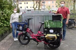 un hombre y una mujer junto a una bicicleta