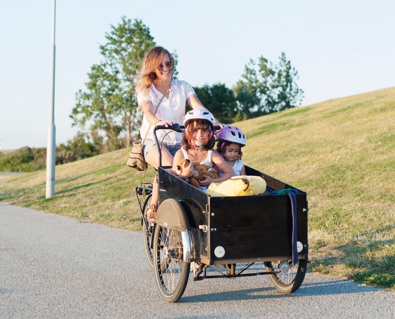 カーゴバイクで太陽の下、家族で楽しむ