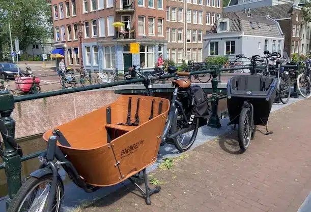 Bicicleta de carga en las calles de los países europeos
